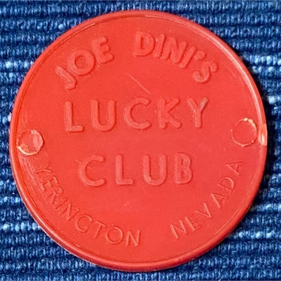 Joe Dini's LUCKY CLUB 1950's Gaming Plastic Token Chip Yerington Nevada 10 Point - Picture 1 of 2